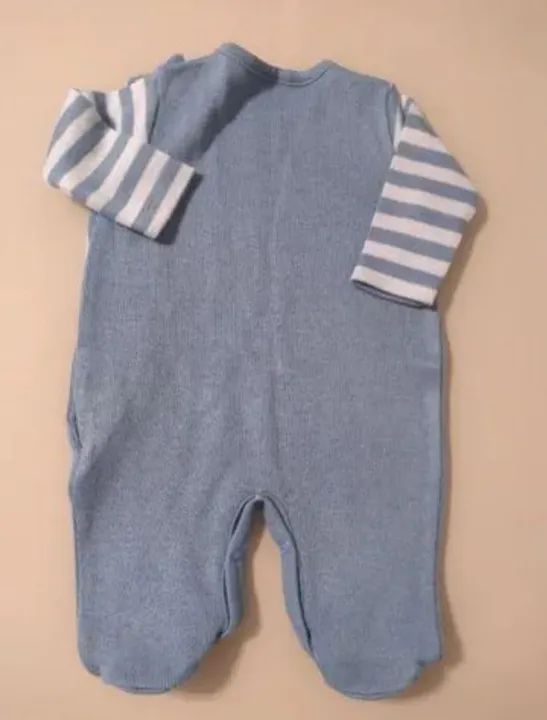 Macacão em tricô marca Noruega, tamanho P (0-3 meses) - Foto 3