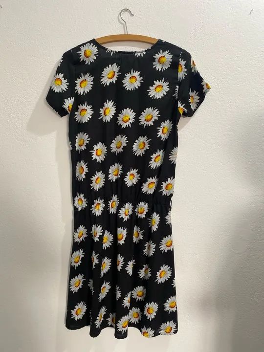 vestido viscolinho preto com detalhes em margaridas com elástico na cintura