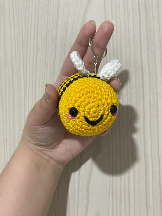 Chaveiro de abelhinha de crochê