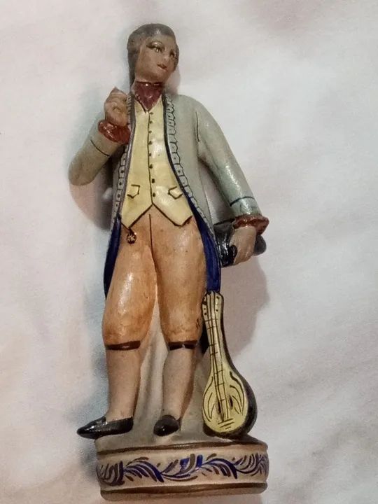 Antiga figura de porcelana de um músico