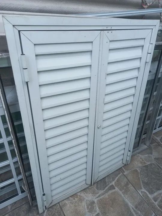 Portinhola em alumínio usada  - Foto 2