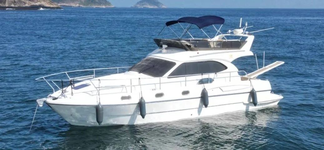 Lancha Ferretti 38 pés