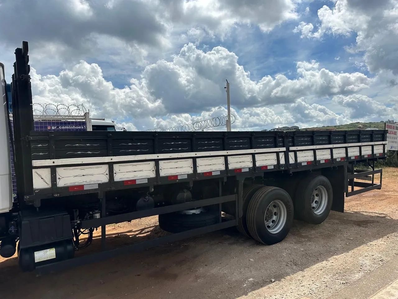 VENDE-SE CARROCERIA PRA CAMINHÃO TRUCK GRANELEIRA - Foto 5