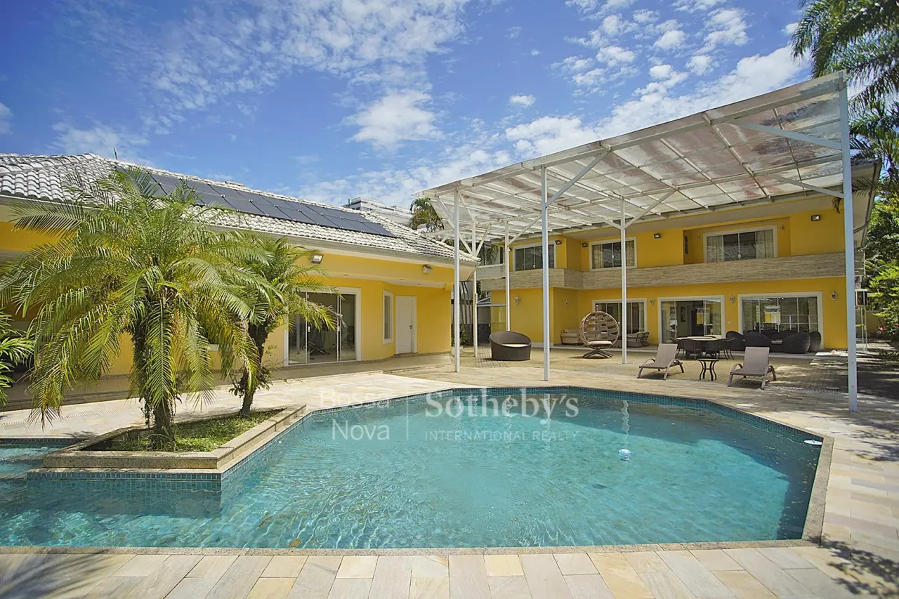 Casa espaçosa com piscina em condomínio fechado