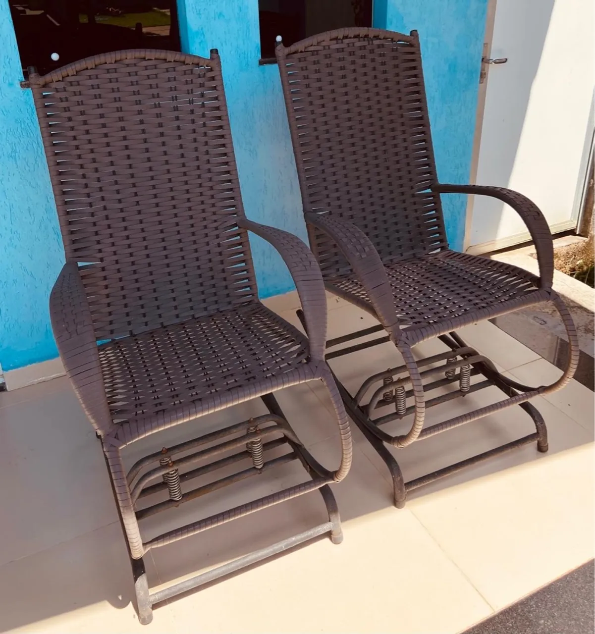 Cadeiras de Balanço em Fibra Sintética - Conforto e Elegância
