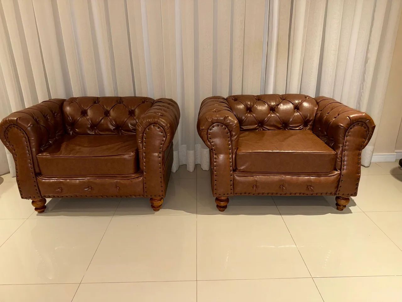 Sofá Chesterfield Marrom Clássico - Foto 2