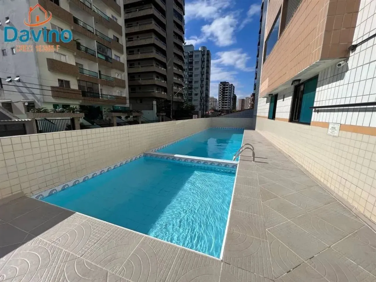 BELO APARTAMENTO 1 DORMITÓRIO SENDO SUÍTE, COM 52m², ÁREA DE LAZER COM PISCINA, PRÉDIO COM