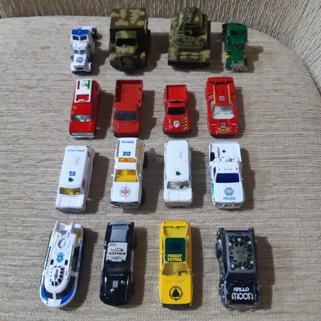  Coleção com 16 carrinhos de ferro