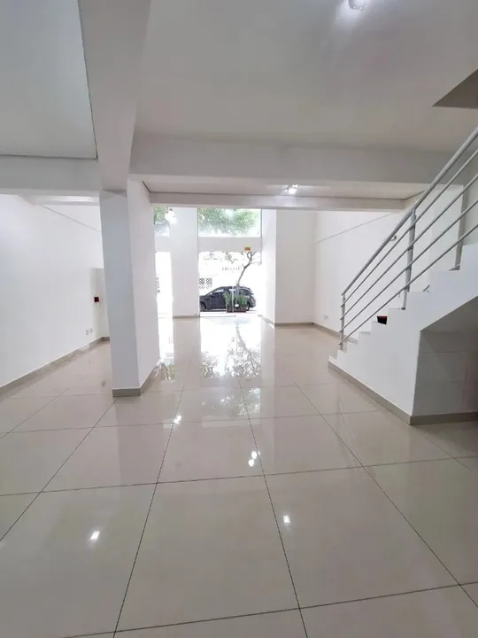 Excelente loja para locação no Centro! Mezanino e 01 vaga de garagem!