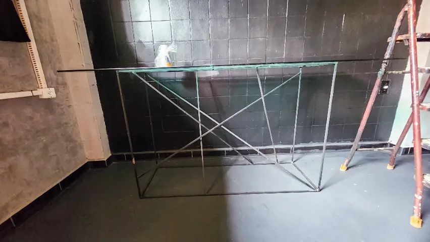 Mesa aparador em ferro e vidro blindado, estilo moderno e industrial - Foto 2