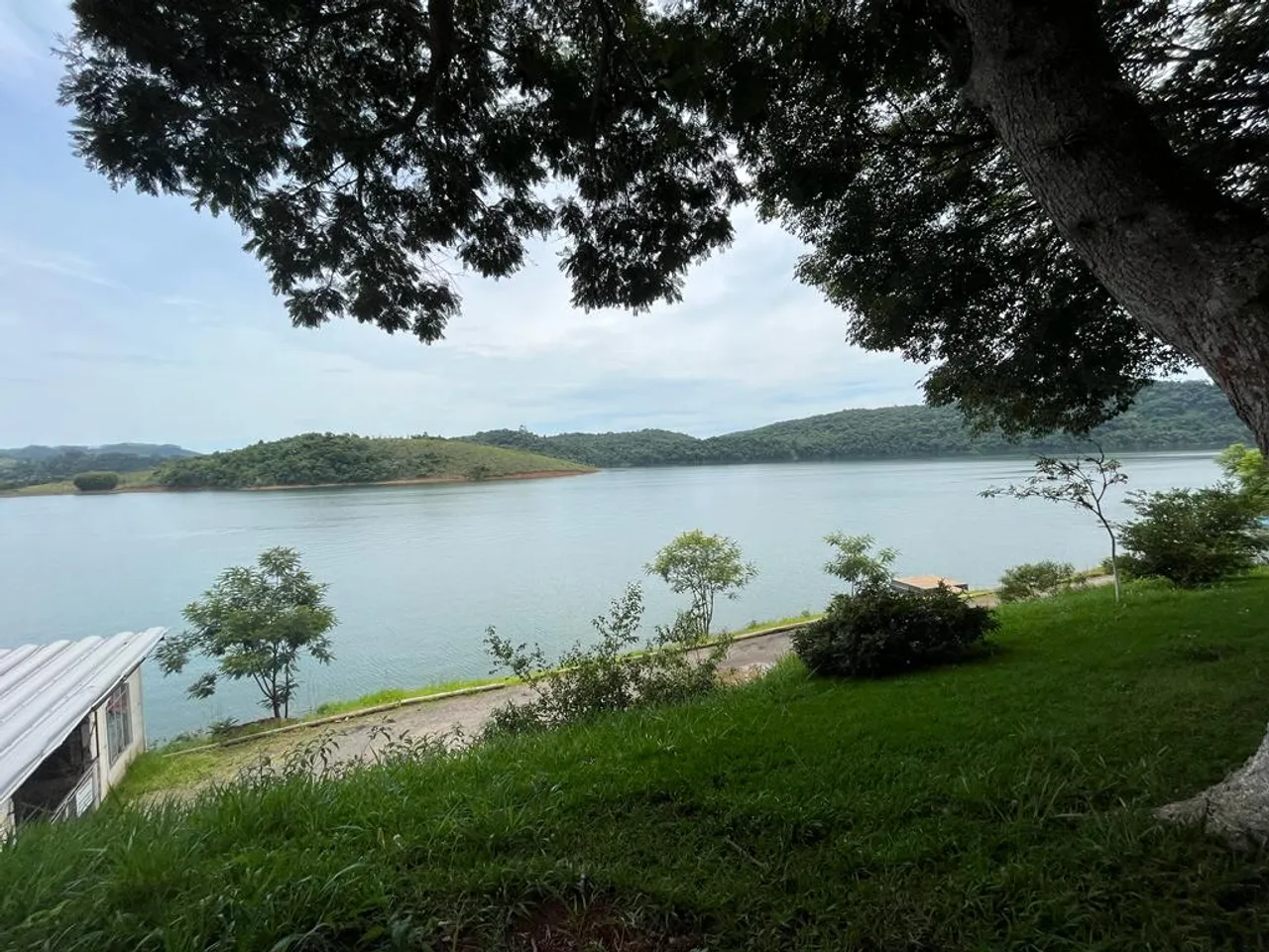 Excelente terreno pé na água, em condomínio fechado na cidade de Igaratá - SP