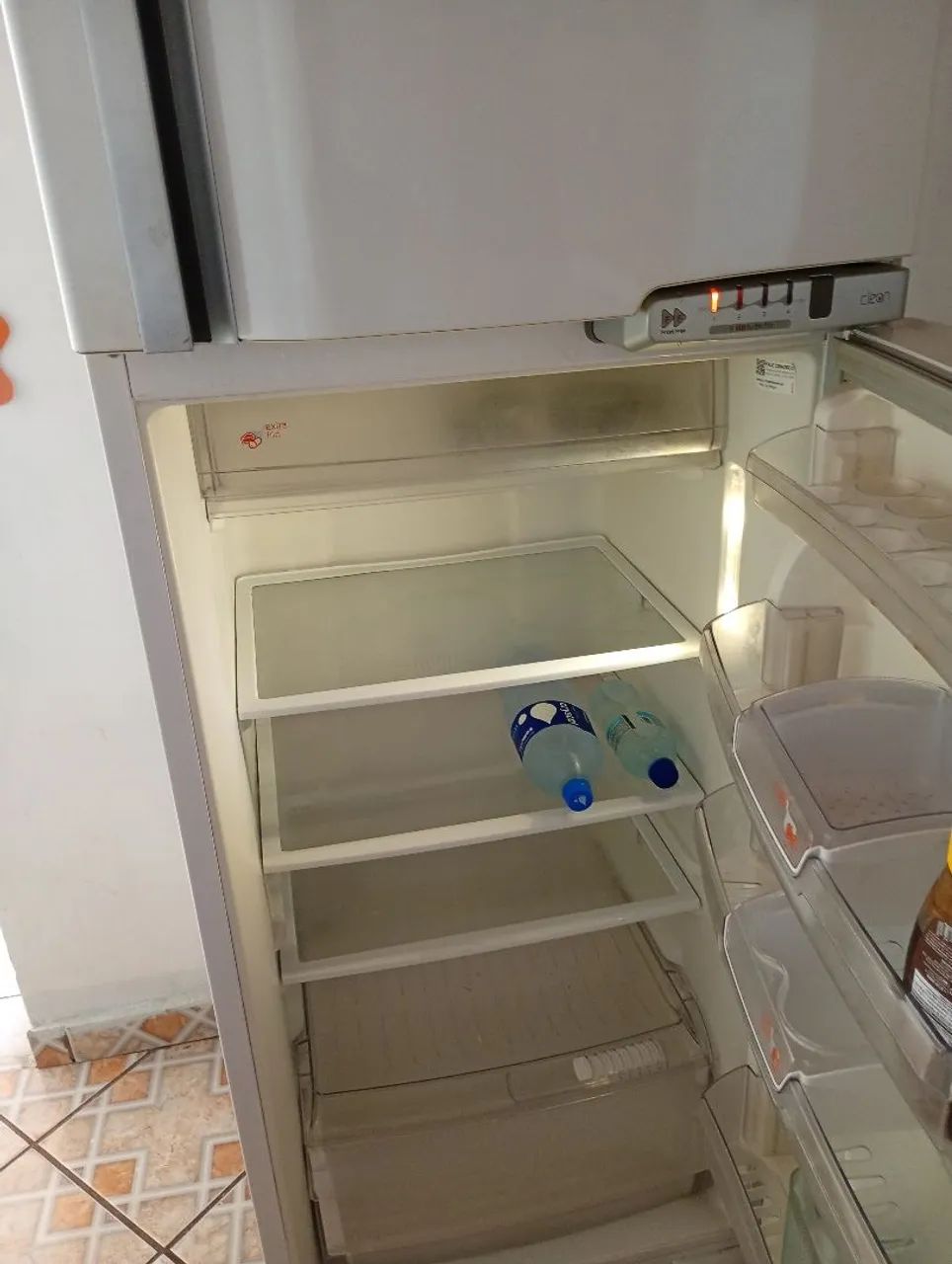 Geladeira em perfeito estado motor novo garantia um ano. Motivo da venda urgência - Foto 2