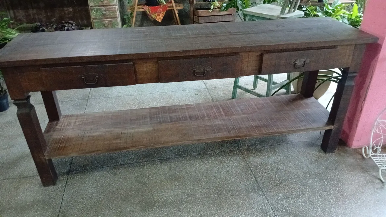 Balcão de madeira rústica com gavetas