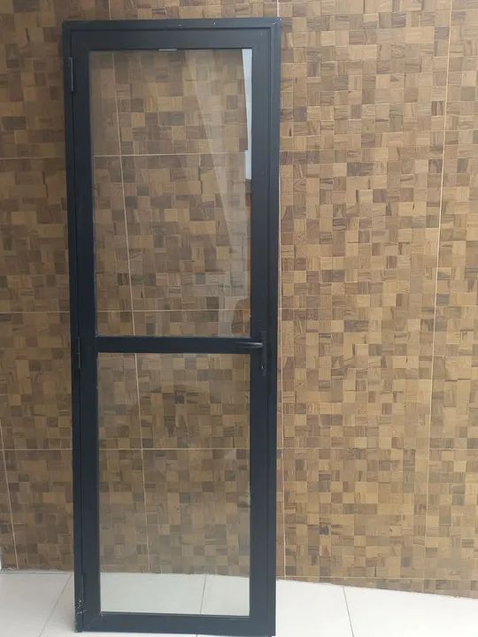 Porta abrir alumínio preto 0,78 X 2,24