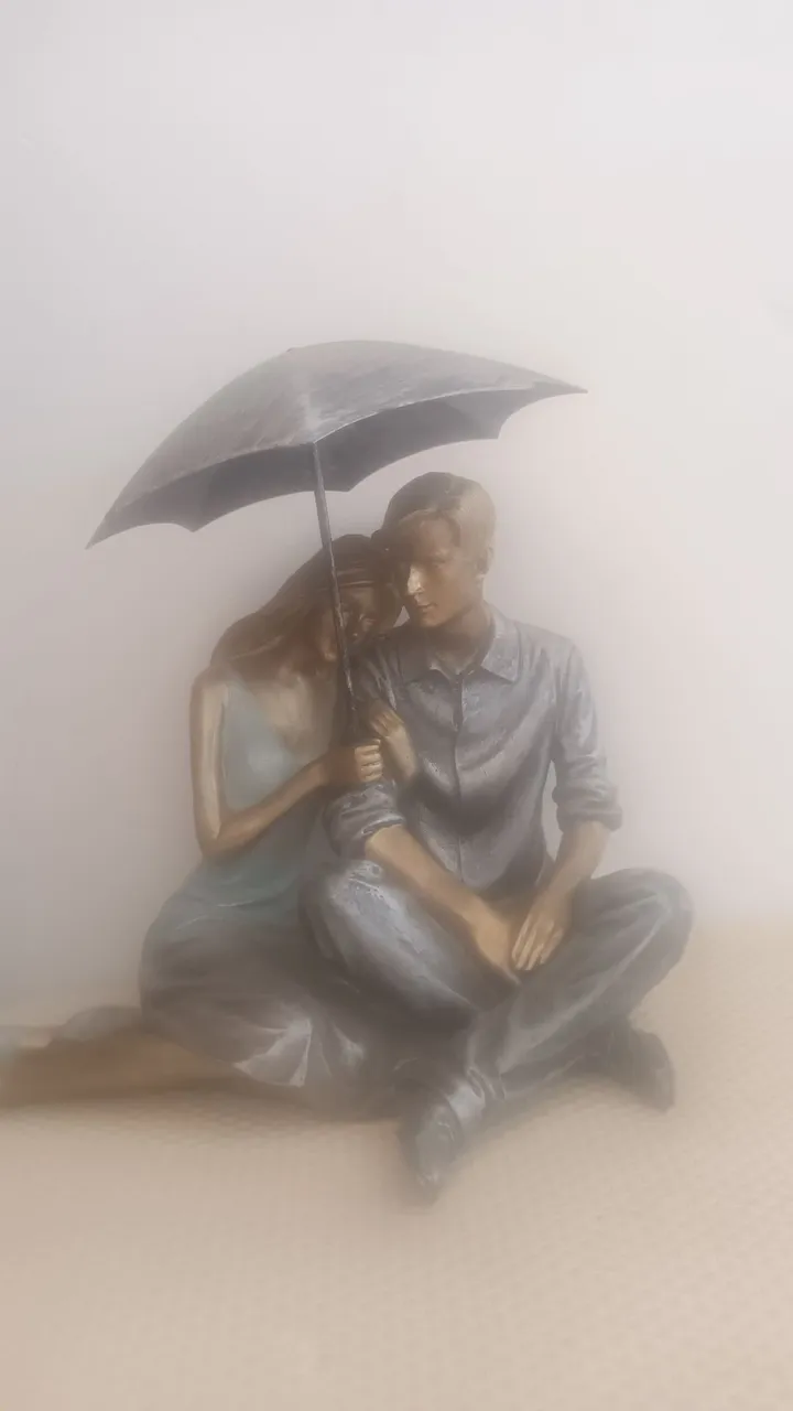 Escultura Casal Sob Guarda-Chuva