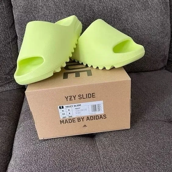 Chinelo adidas Yeezy Slide