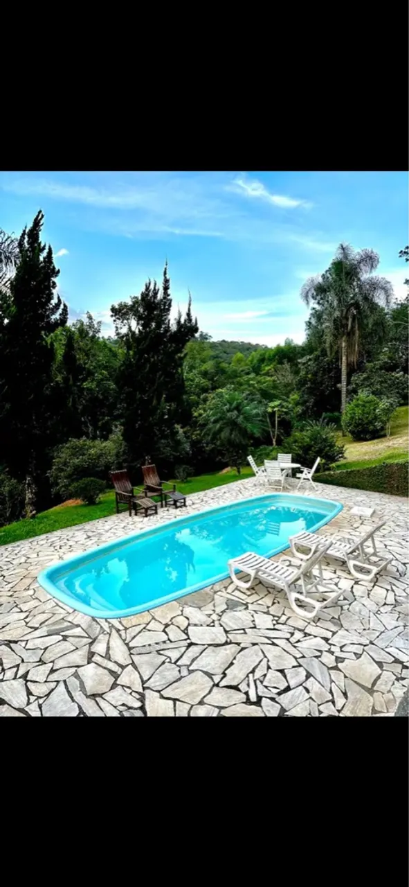 Casa em Igarata com piscina em área verde