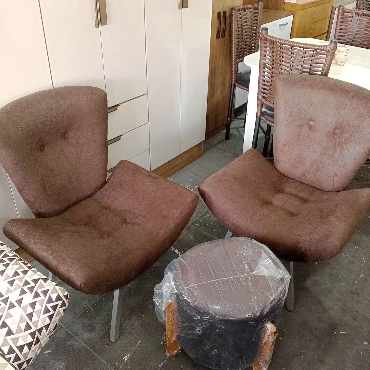 Poltronas em Suede Marrom - Conforto e Estilo