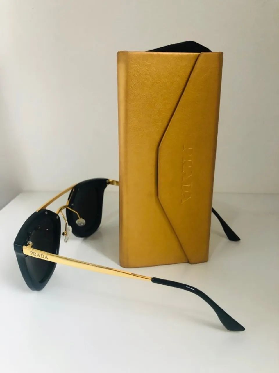 Óculos de Sol Prada - Preto com dourado - Foto 3