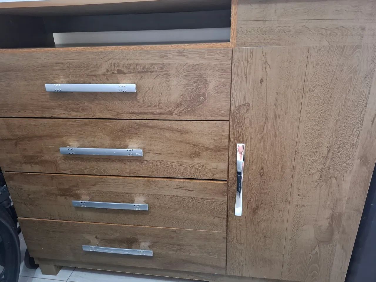 Cômoda novíssima com 4 gavetas e 1 armário  - Foto 2