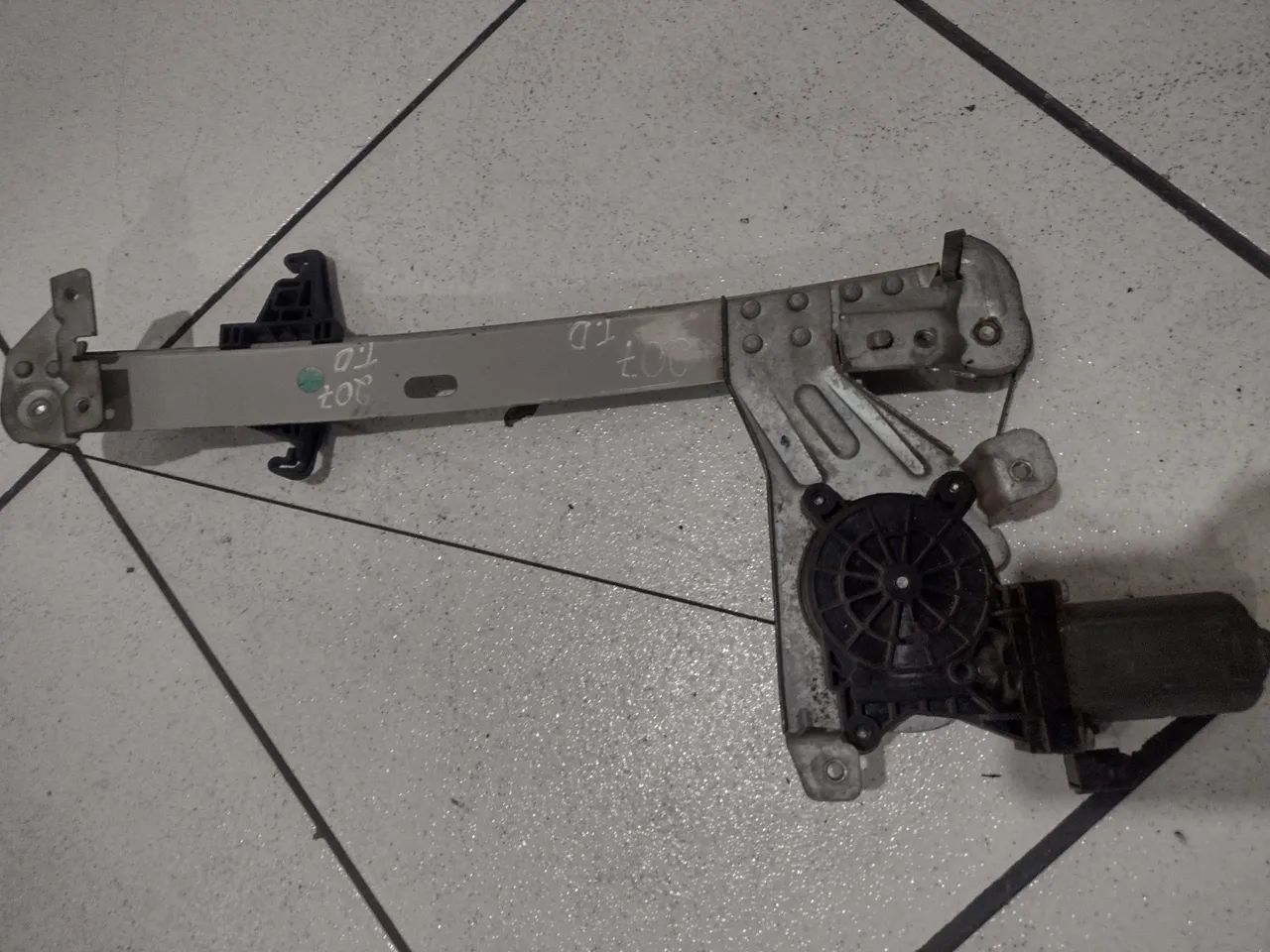 Máquina de vidro elevador elétrico traseiro direito Peugeot 207 - Foto 2
