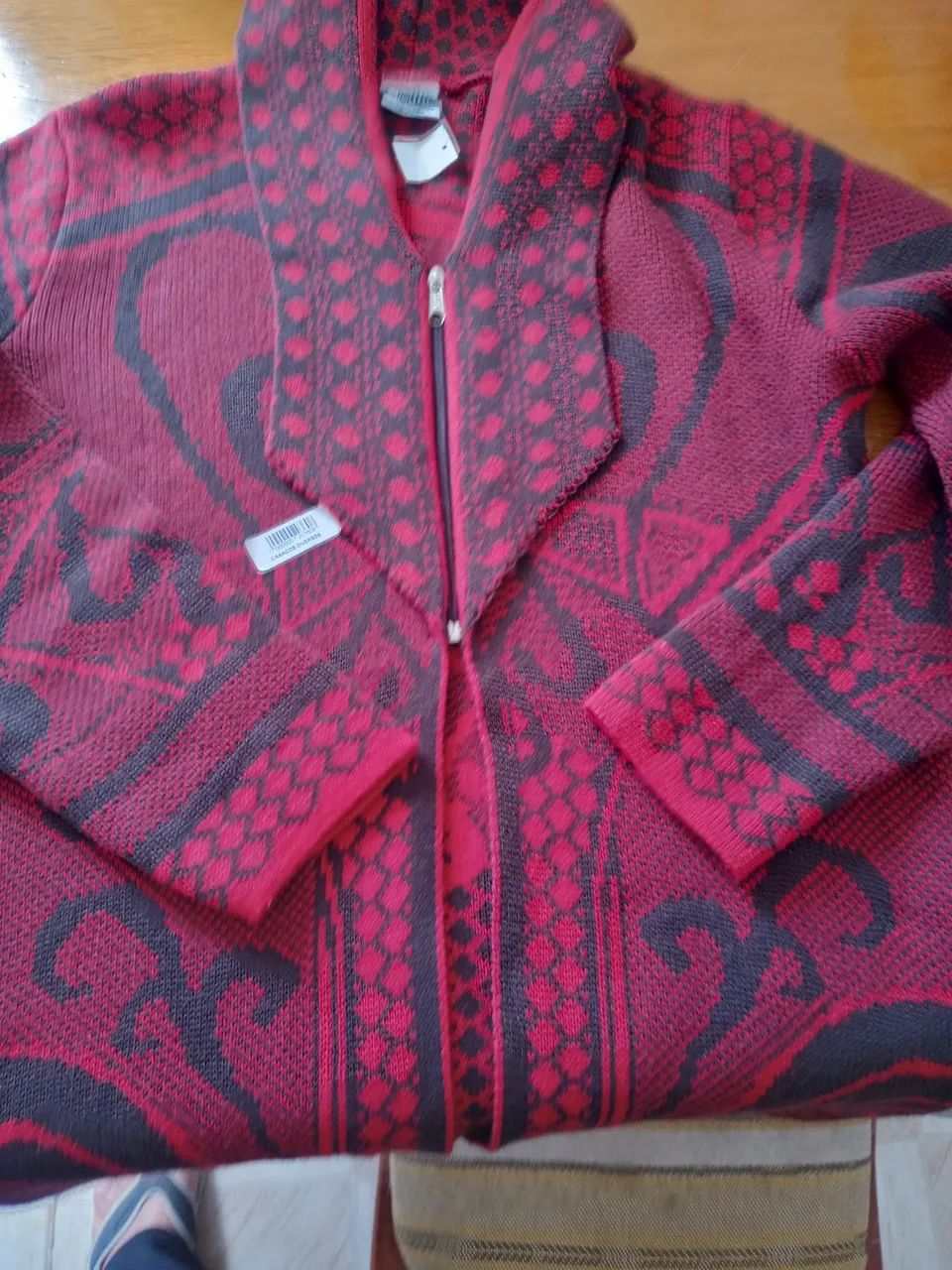 Casaco novo Tricot Vermelho com Detalhes Marrons - Foto 2