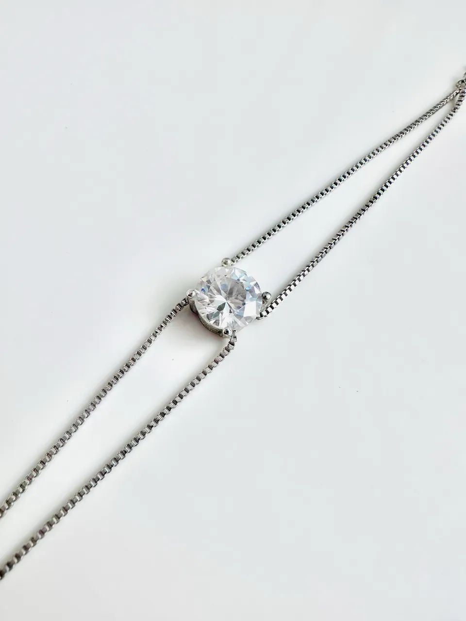 Pulseira prateada com pedra brilhante 