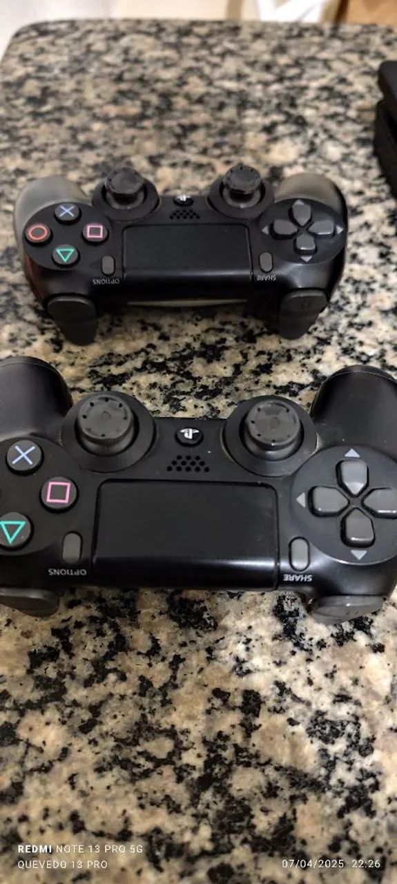 Playstation 4 com God of War + 2 controles originais  - Foto 3