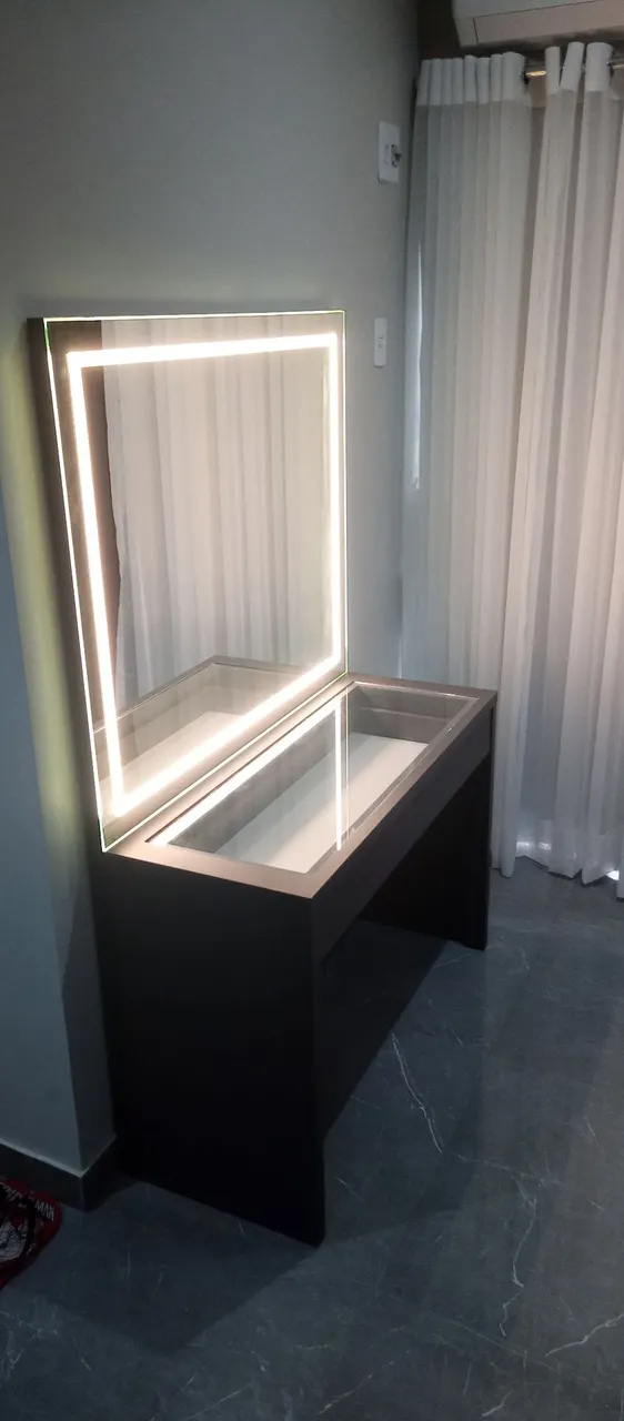 Penteadeira com Espelho e LED Integrado - Design Moderno