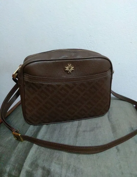 Bolsa de ombro marrom em couro luz da lua