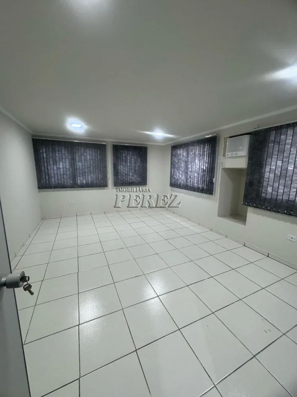 Sala comercial para locação no centro em Londrina, Edifício Oscar Fuganti.