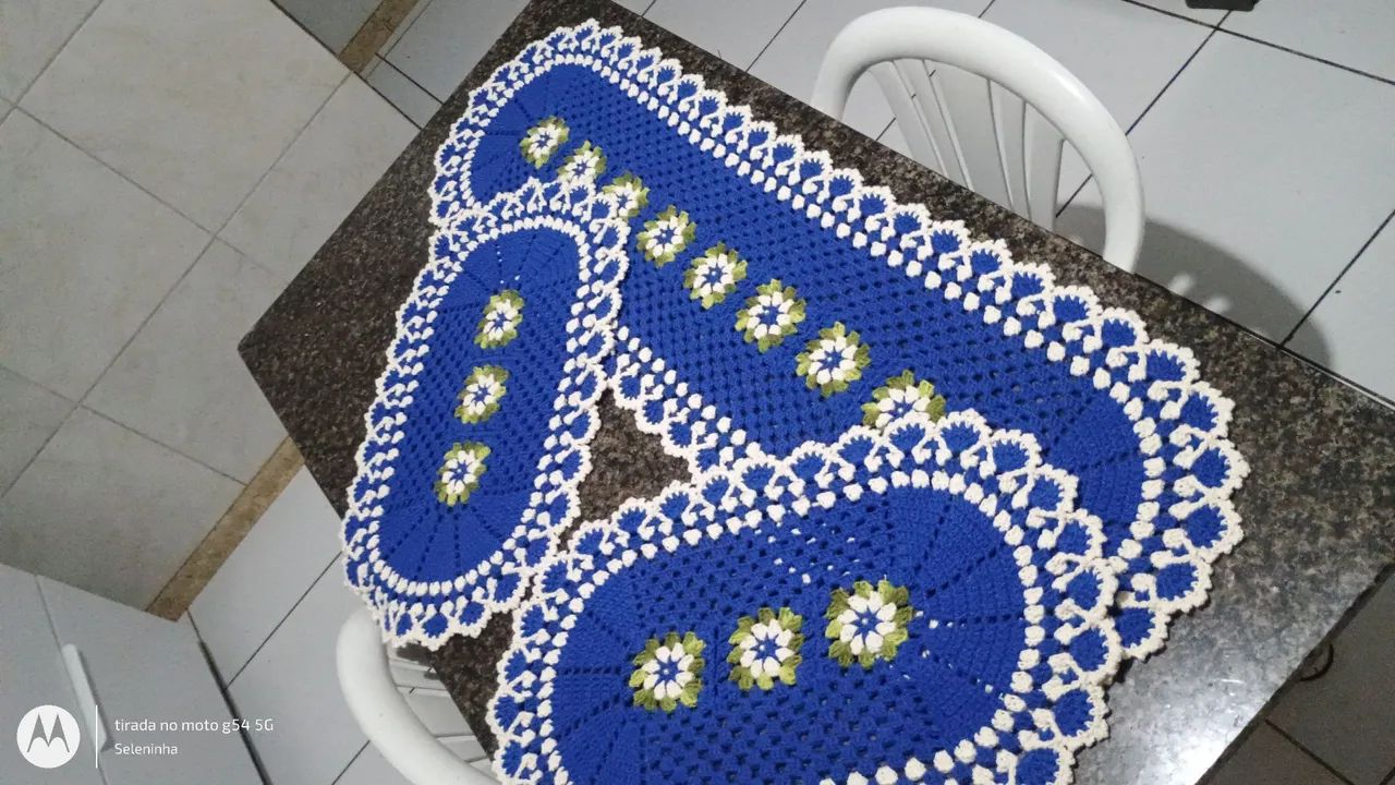 Kit passadeira e tapetes de crochê zul e branco  - Foto 3