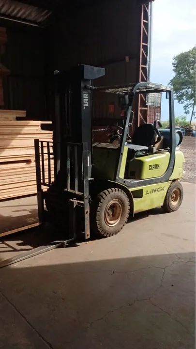 Empilhadeira Clark 2,5ton - Foto 3