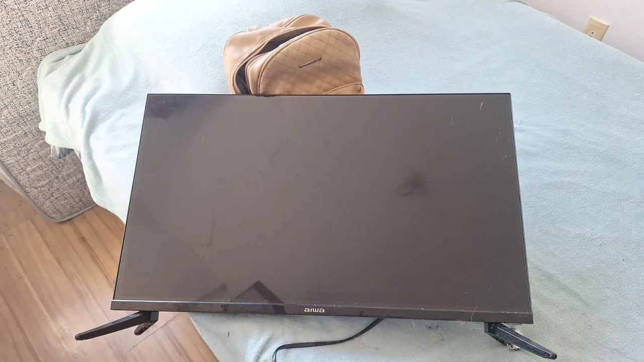 Smart TV Aiwa 32? - Ótimo estado, com controle e base - R$ 800