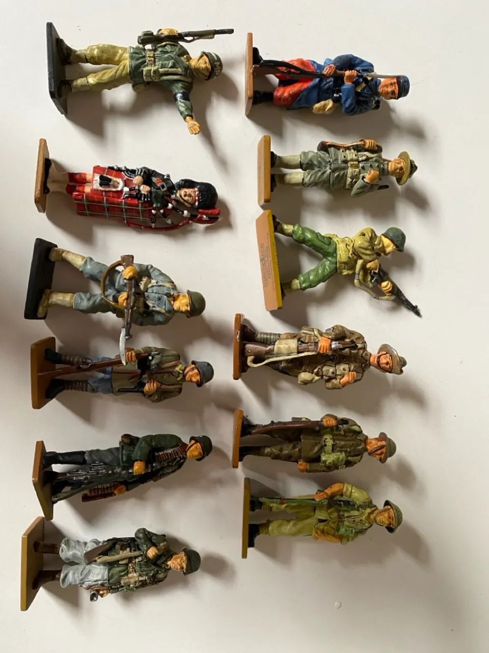 Coleção de 13 soldadinhos de chumbo