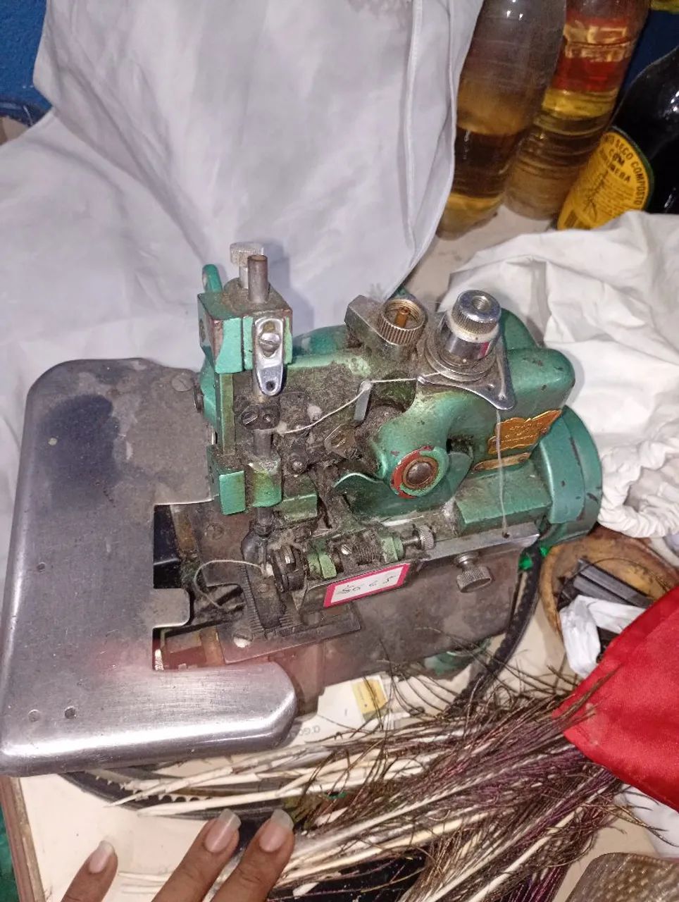 Máquina overloque chinesinha do tem o cabeçote ,a borracha ,a tábua e o motor sem o pe - Foto 2