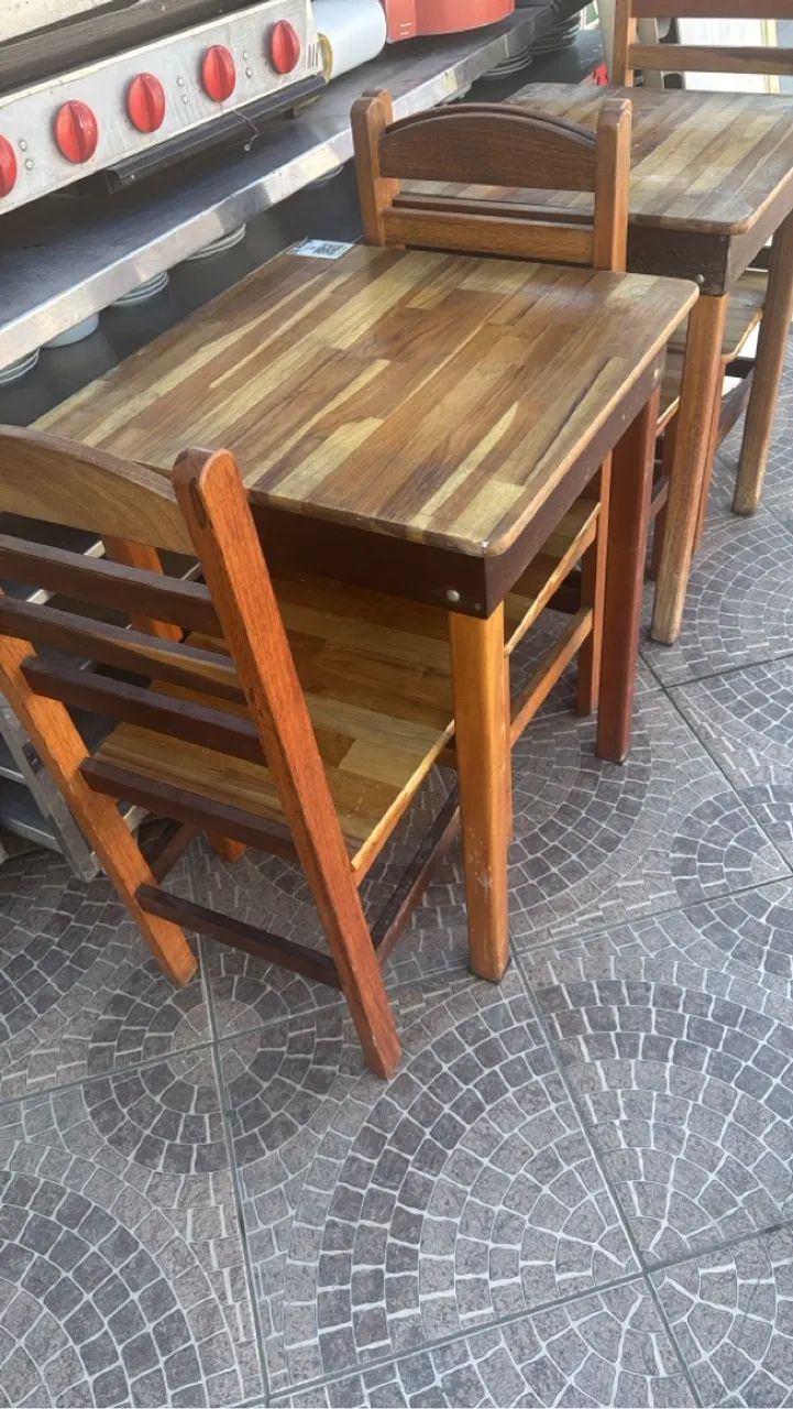 Mesa com 2 Cadeiras para Comércio