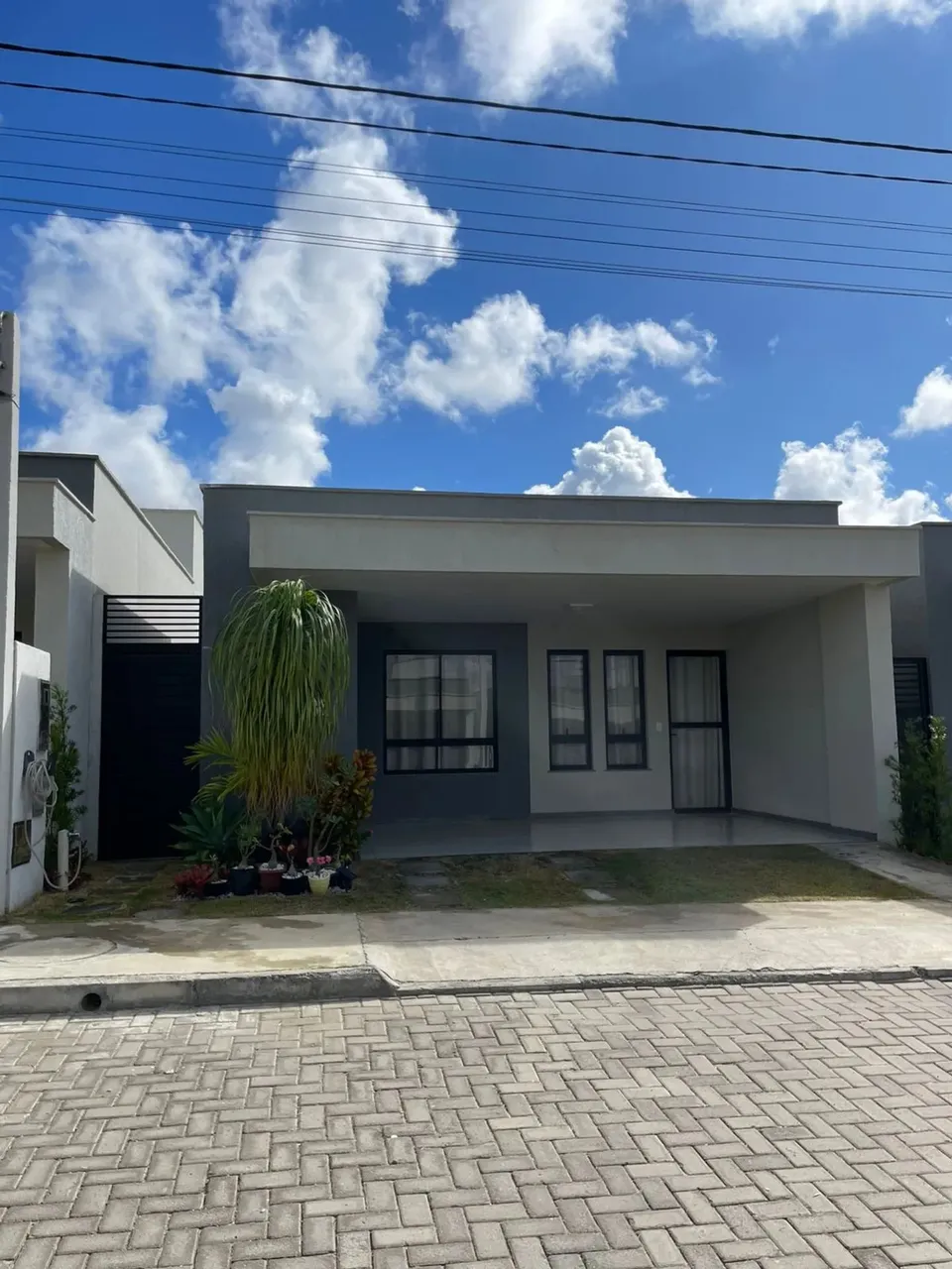 Casa Mobiliada com 3 quartos sendo suíte e garagem coberta.