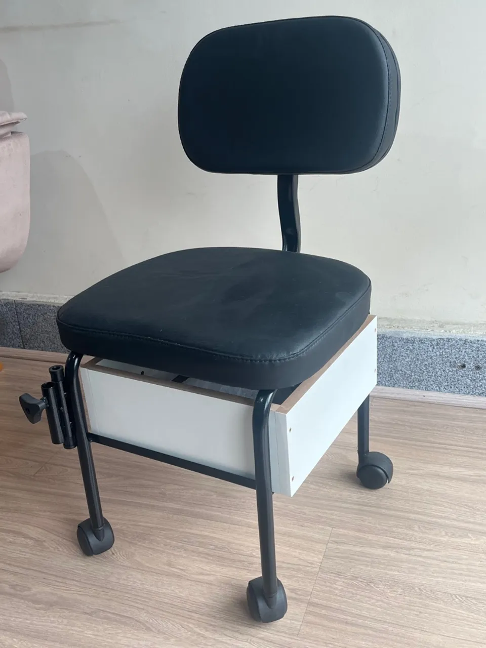 Cadeira para Manicure com Gaveta - Conforto e Organização