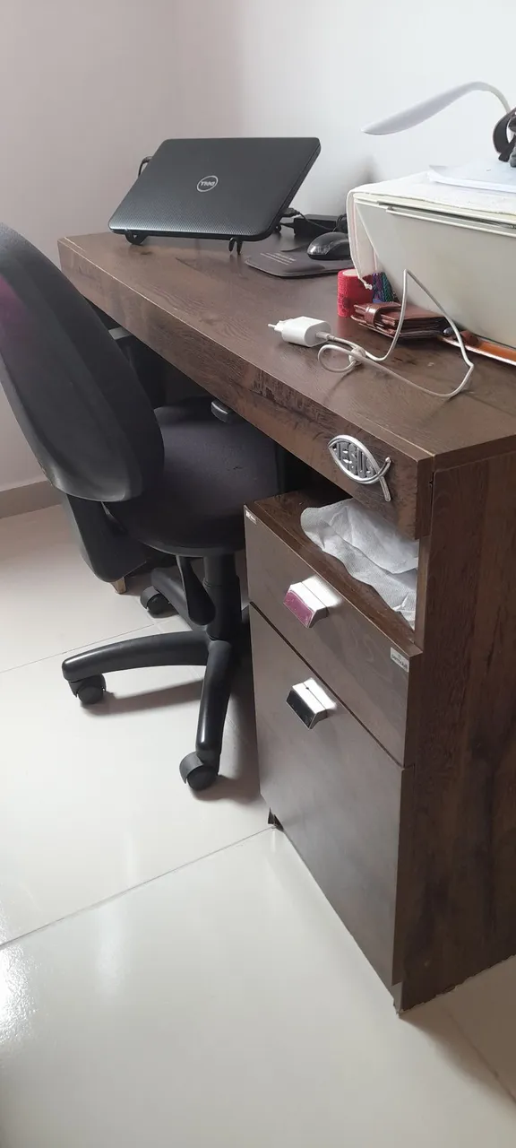 Escrivaninha com gaveta e design moderno