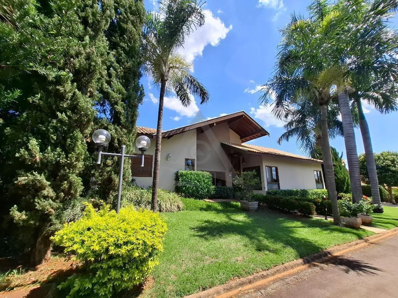 Casa à venda e para alugar em Campinas, Chácara Santa Margarida, com 4 suítes, com 320 m²