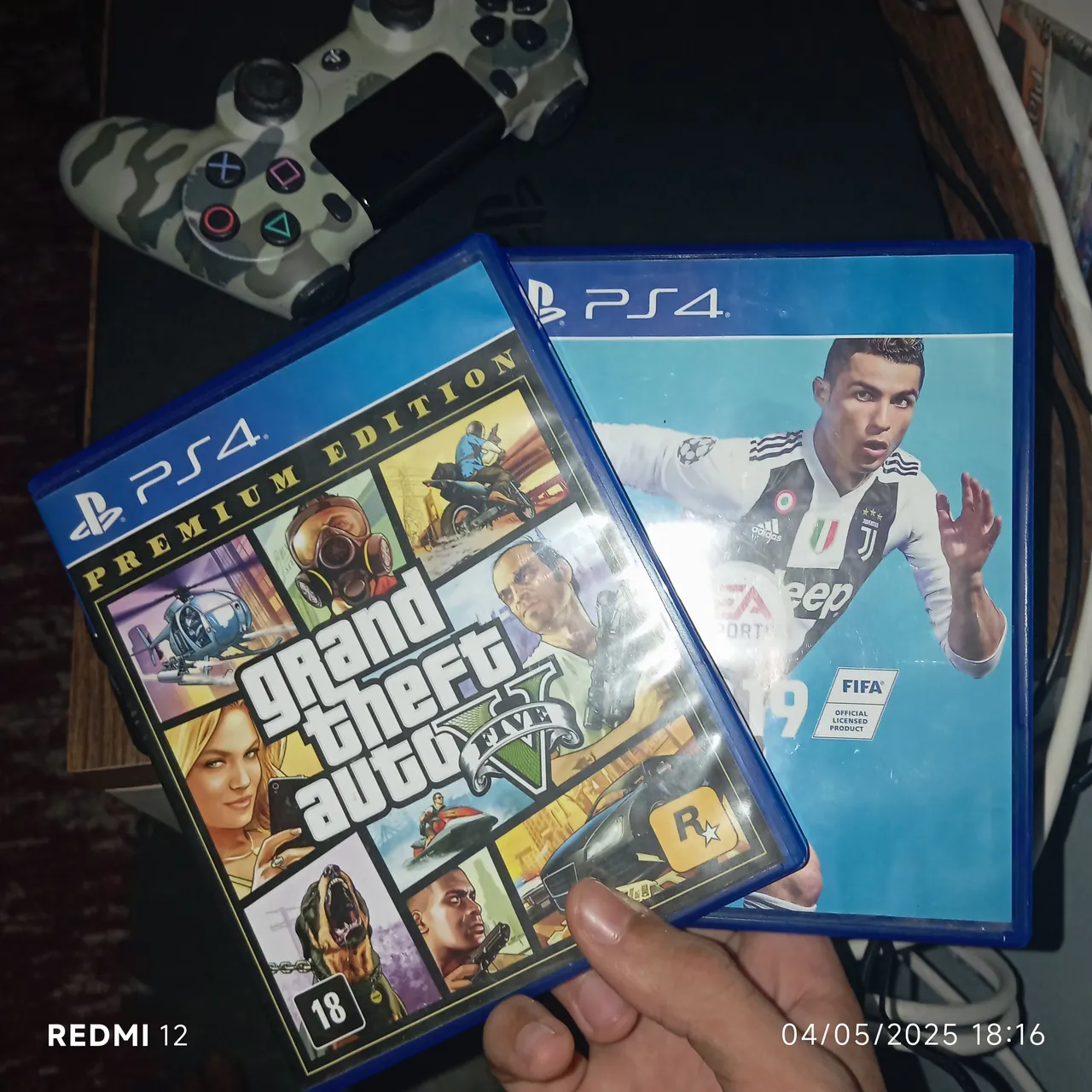 PS4 com GTA V Premium Edition e FIFA 19