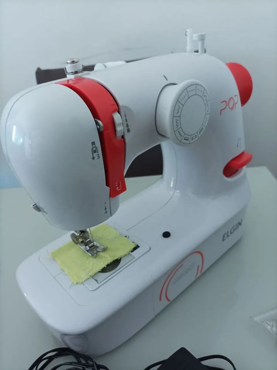 Máquina de costura portátil Elgin Pop nunca usada! - Foto 2