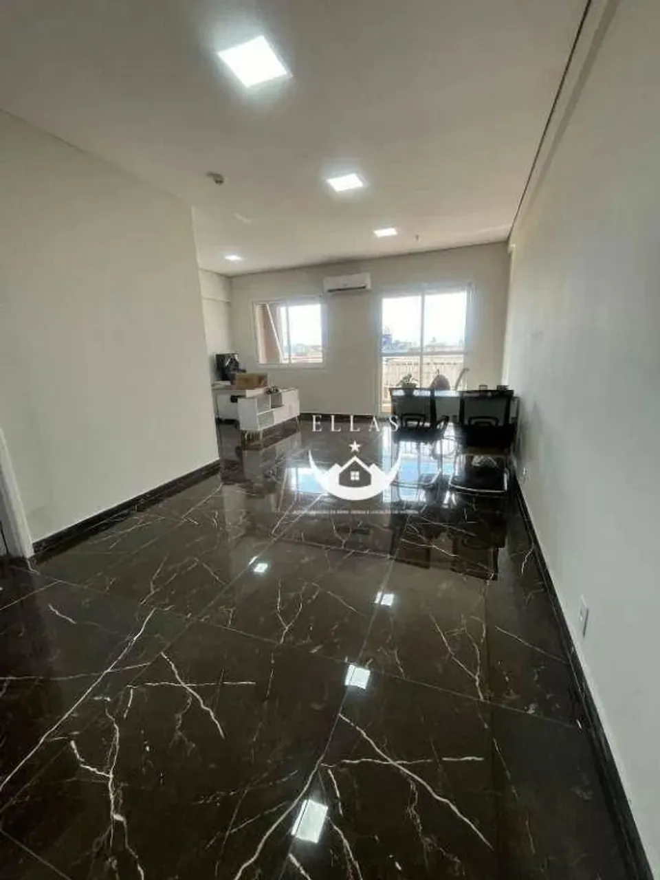 OPORTUNIDADE! Sala Comercial à Venda Edifício Trend Office Vila Mathias, Santos