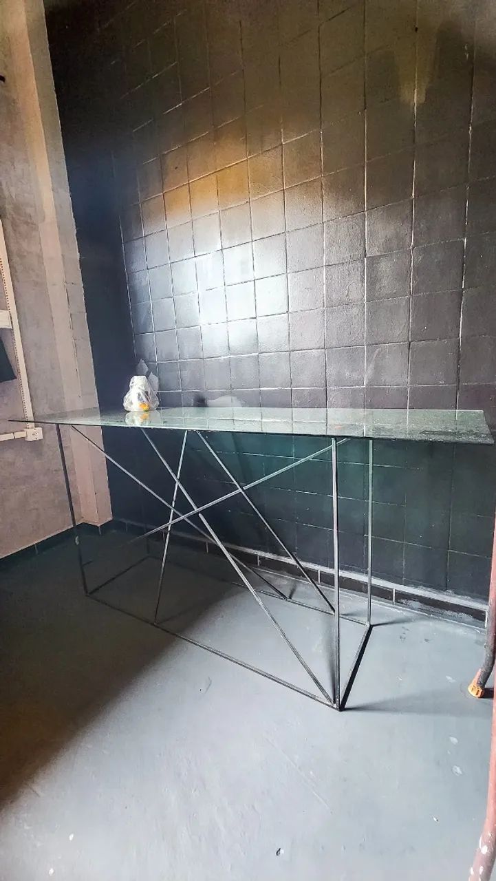 Mesa aparador em ferro e vidro blindado, estilo moderno e industrial