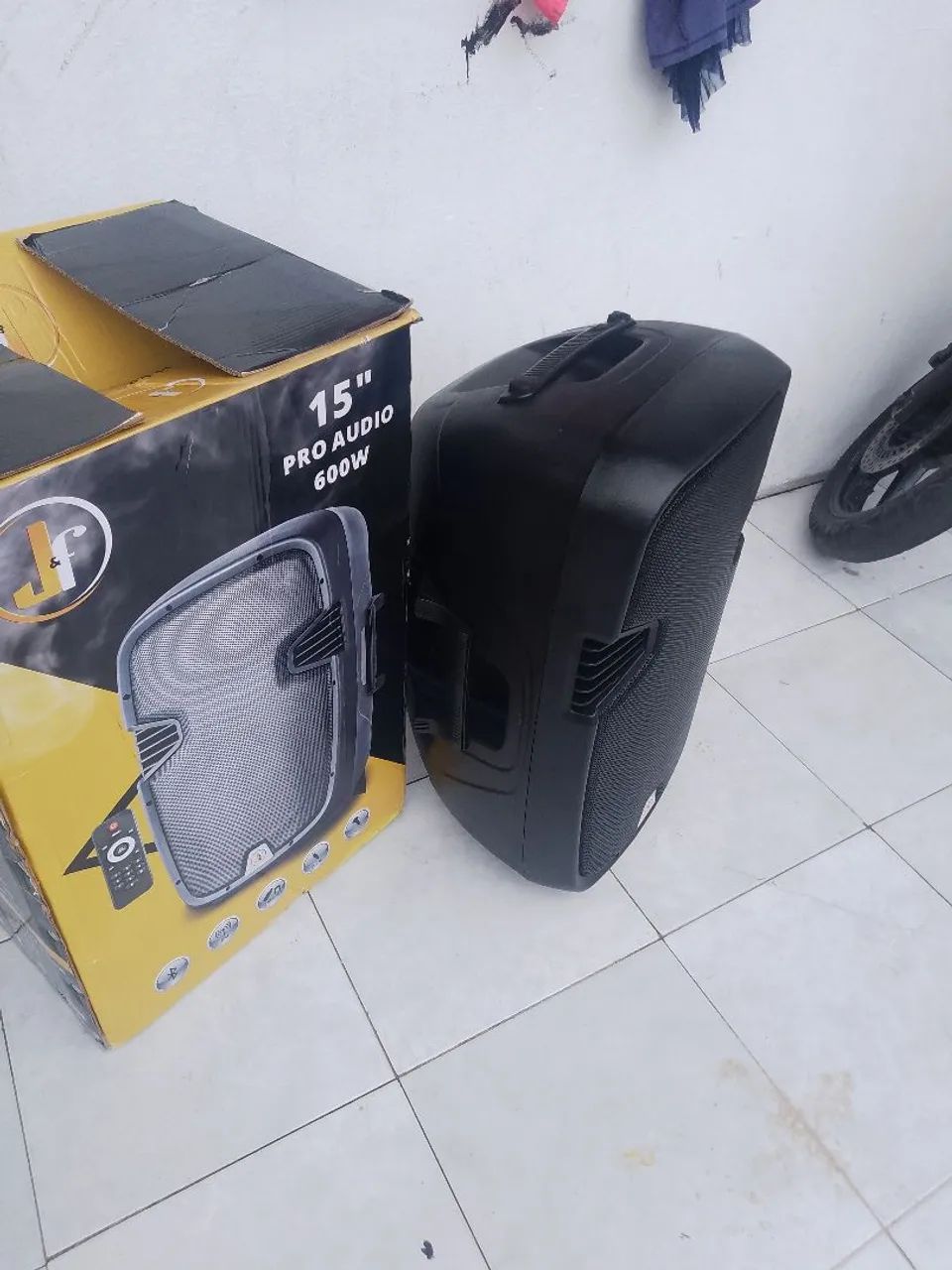 Caixa de som JF 15 Pro Áudio 600w com FM,MP3,USB,SD, BLUETOOTH/CONTROLE REMOTO 