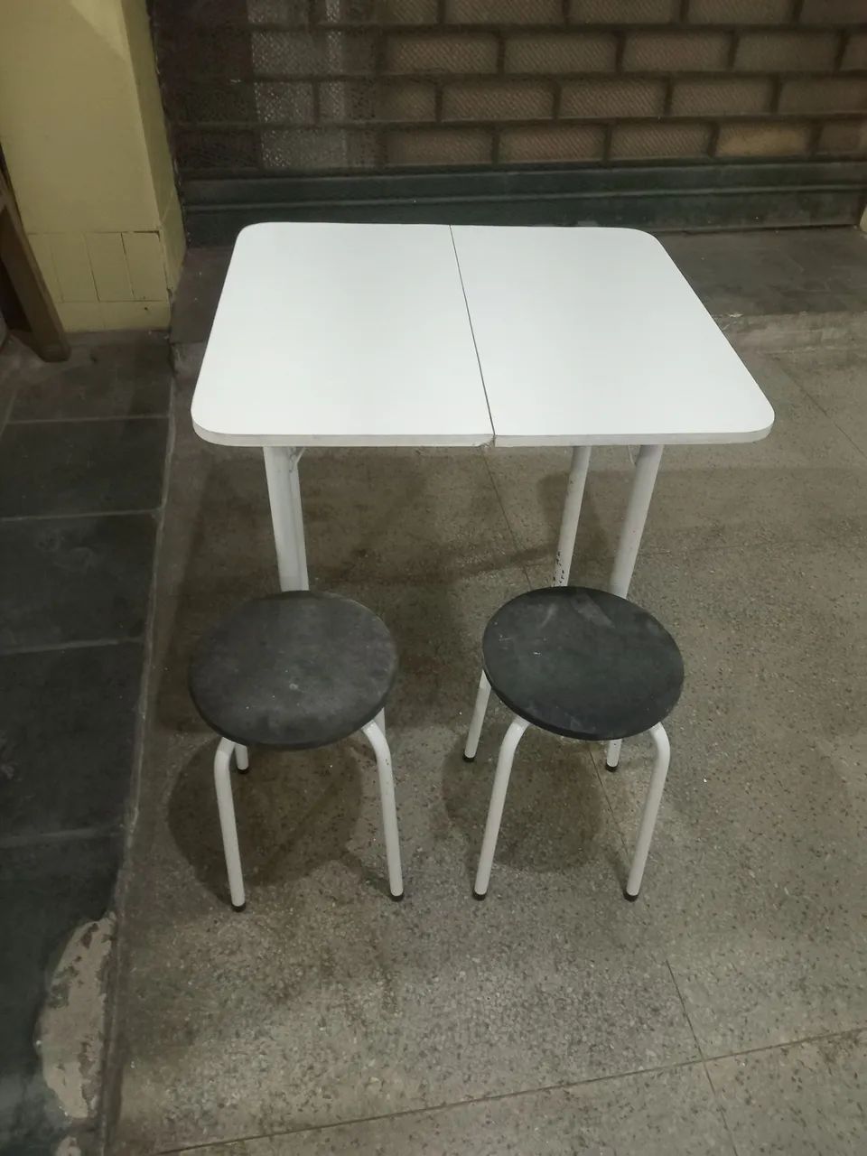 Mesa com 2 banquinhos - Foto 4