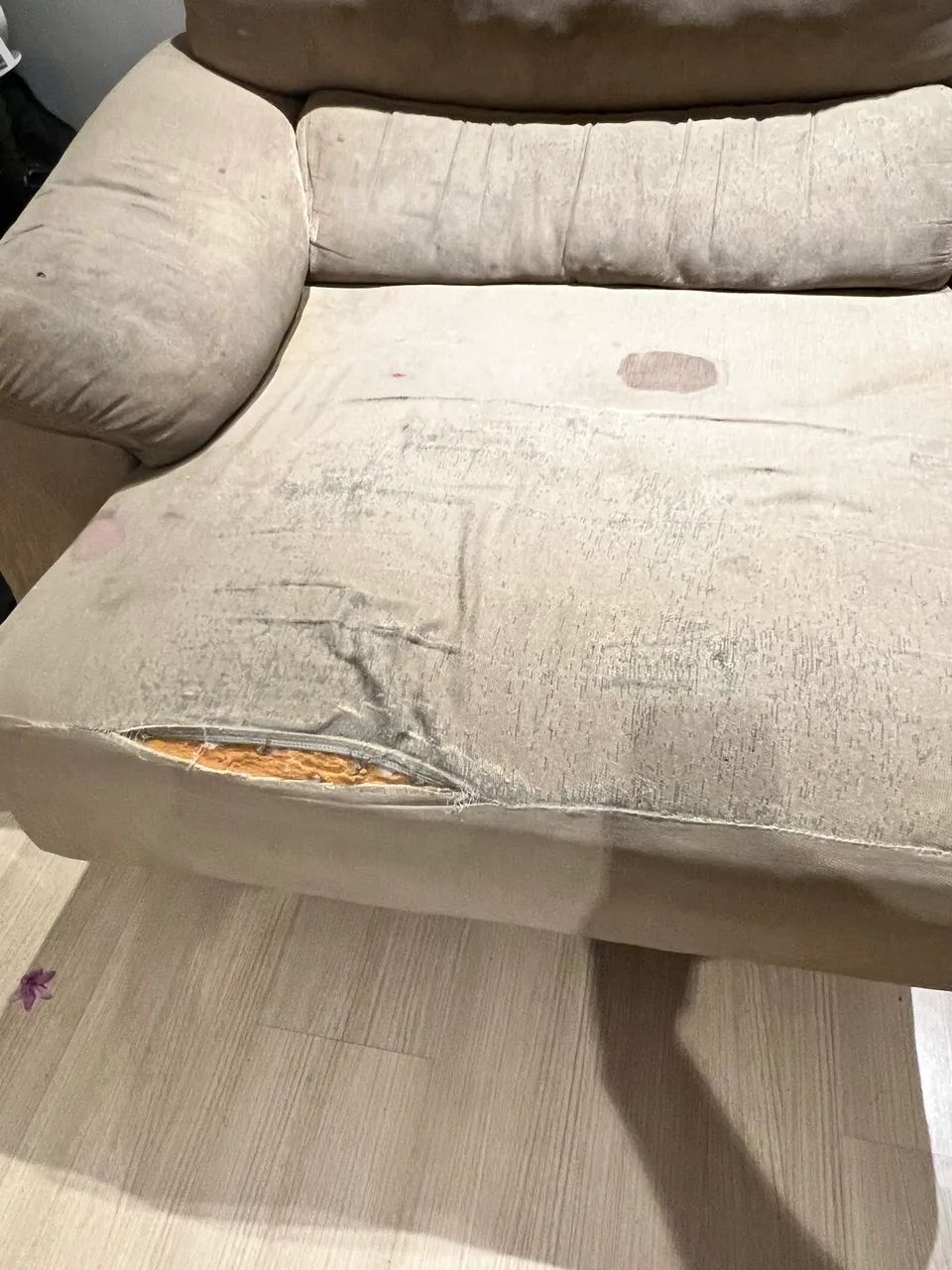 Sofá 4 lugares PRECISA DE CONSERTO - Foto 2