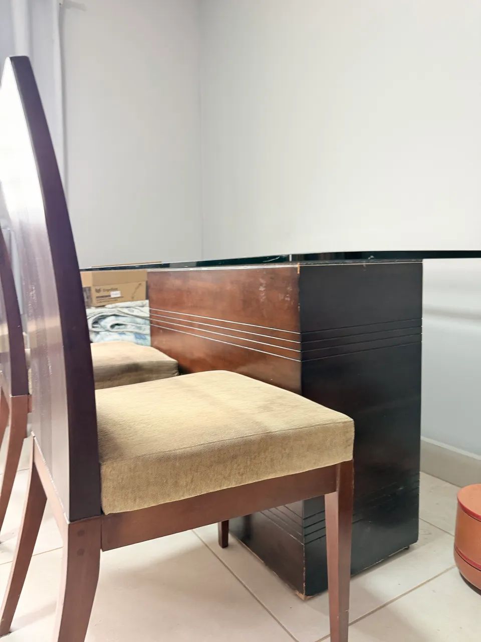 Mesa de vidro removível 100cm x 180cm com a base desgastada e 5 cadeiras - Foto 4