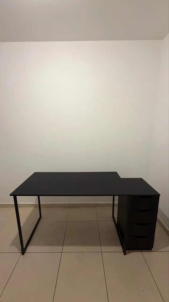 Mesa de escritório com nicho 